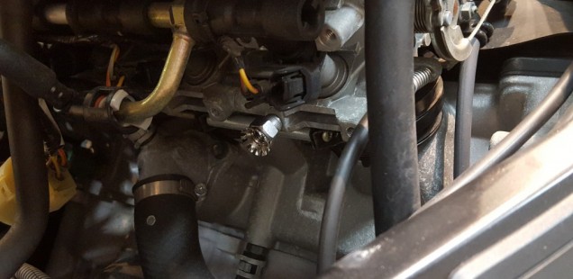 GSX1300R 隼 旧モデル 除電しました。静電気除去 バイク アルミテープ インジェクターチューニングボルト